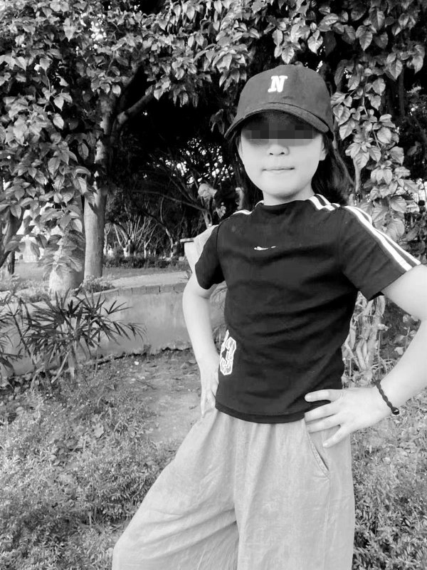 笑赢配资 被邻居带去长江游泳溺亡的8岁女孩今日下葬，母亲：期待警方调查还原真相